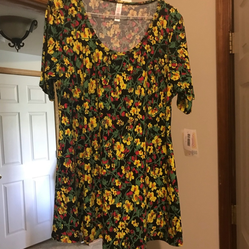 NWT Medium LuLaRoe Perfect Tee - Floral
